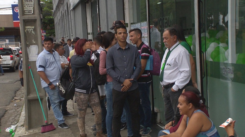 José Neto foi o primeiro a chegar na fila para concorrer a 200 vagas de emprego e estágio, 12 horas antes do início das atividades — Foto: Reprodução/TV Paraíba