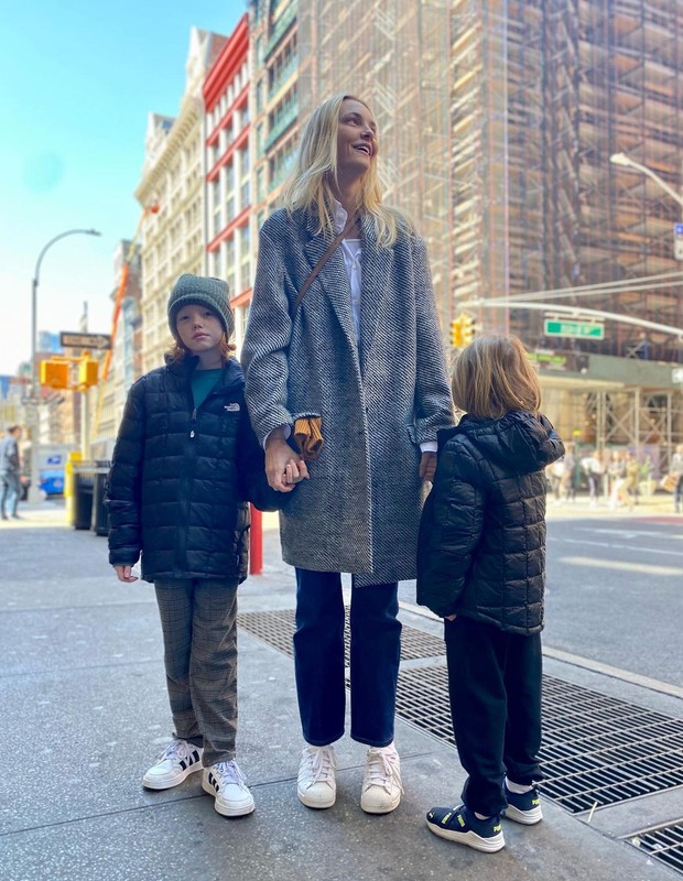 Carol Trentini com os filhos Bento e Benoah (Foto: Reprodução/Instagram)