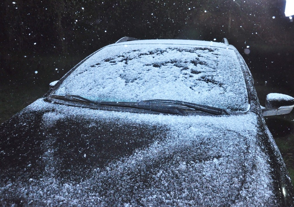 Neve cobre carro em São Joaquim na noite desta terça-feira (17) — Foto: Dionata Costa/Arquivo pessoal