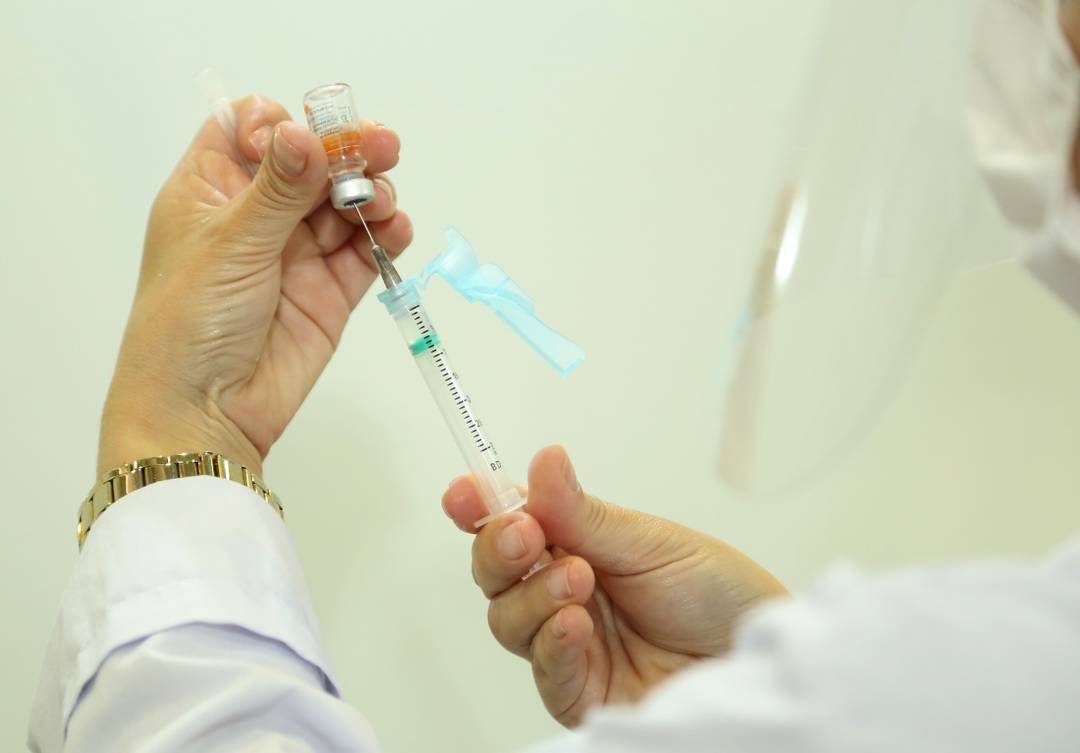 Vacinação contra a Covid-19 em Curitiba começou em 20 de janeiro