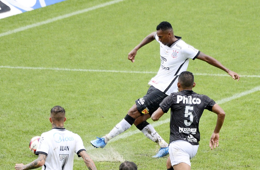 Esposa cita ataques a Jô nas redes sociais e critica ingratidão de torcedores do Corinthians