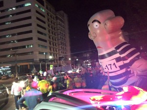 Protesto teve início na Praça 8 de Abril, região central de Cuiabá, em frente à sede do MPF em Mato Grosso. (Foto: Cristina Mayumi/TVCA)