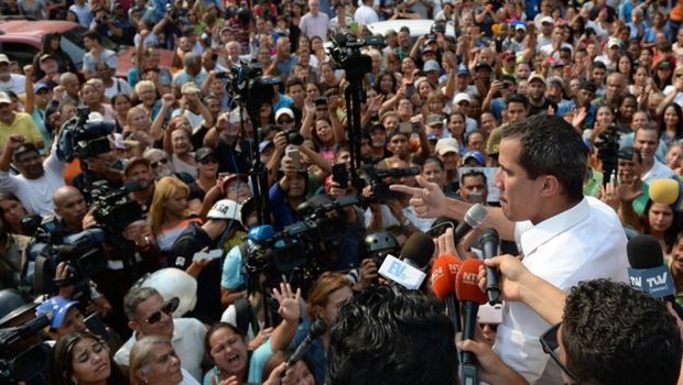 Juan Guaidó declarou que tem apoio das Forças Armadas e instou a população a tomar as ruas para pressionar Maduro a deixar o poder (Foto: FEDERICO PARRA/AFP, via BBC News Brasil)