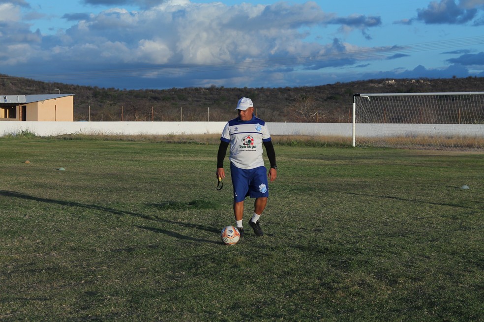 Alexandre Lima quer que o 1ºde Maio saiba usar o mando de campo — Foto: Emerson Rocha