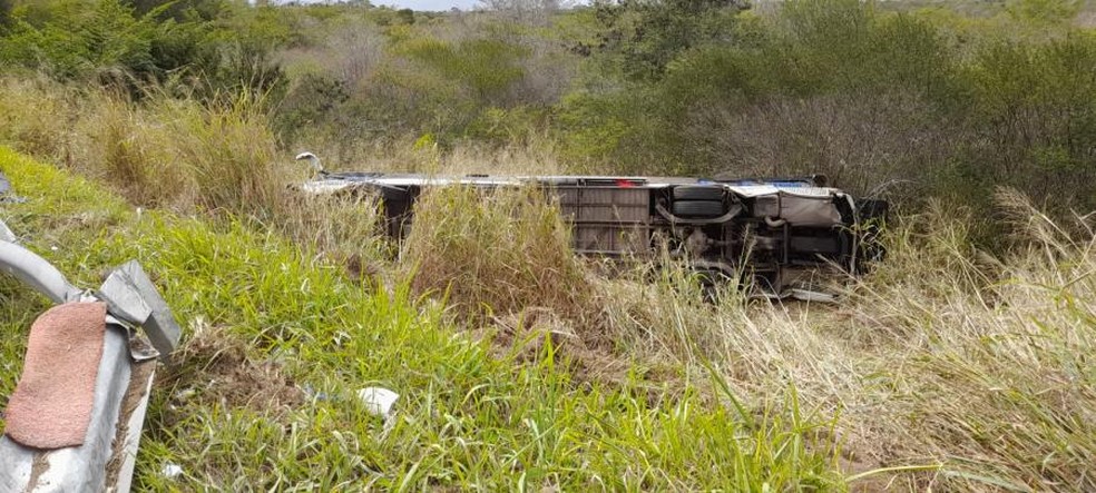 Pelo menos 17 pessoas ficam feridas em acidente entre ônibus e carro no sudoeste da Bahia