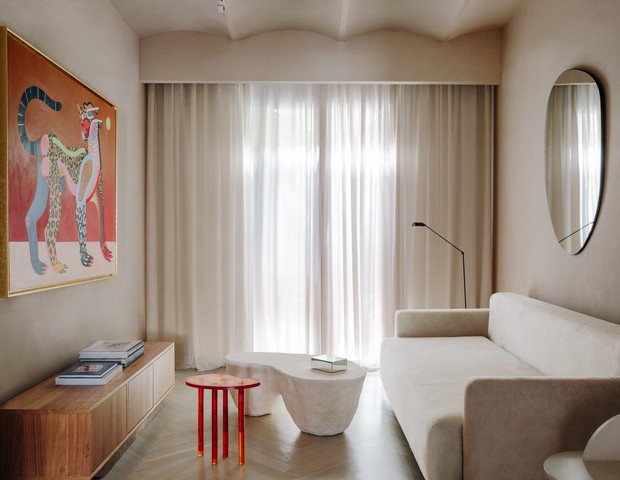 Em Barcelona, apartamento de 60 m² aposta em arcos e peças de décor sinuosas (Foto: Marina Denisova )