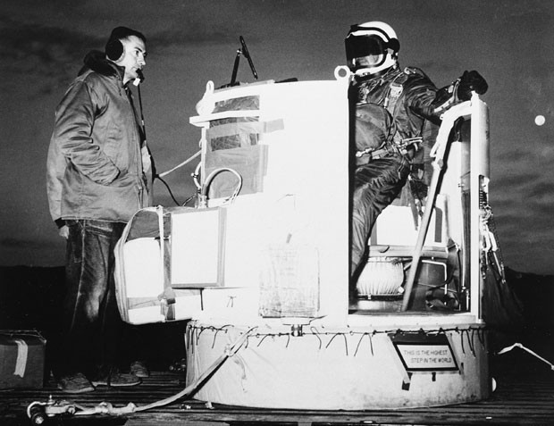 O capitão Joe Kittinger é visto à esquerda sentado na gôndola do projeto Excelsior após um salto de teste bem sucedido em 16 de novembro de 1959 (Foto: AP/Arquivo)