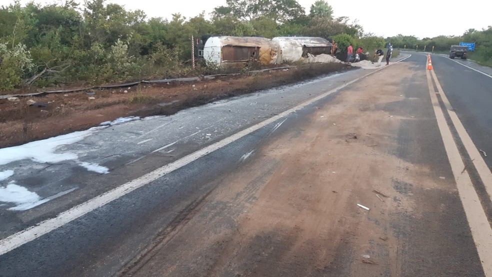 Caminhão tombou na BR 343 no Piauí — Foto: Divulgação/PRF-PI