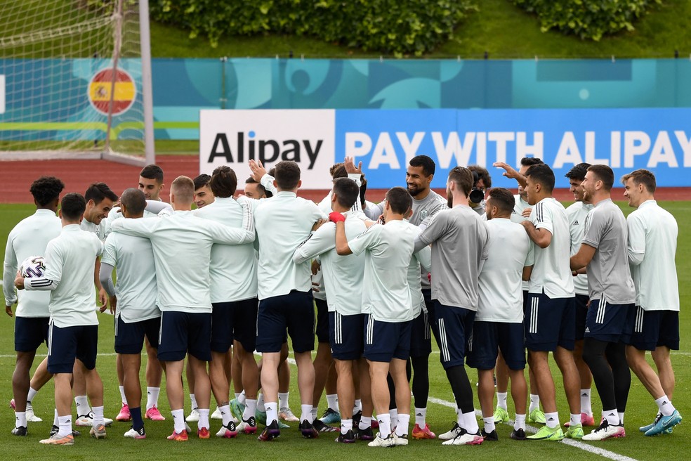 Jogadores da Espanha comemoram o aniversário do meio-campista Rodri durante o treino — Foto: AFP