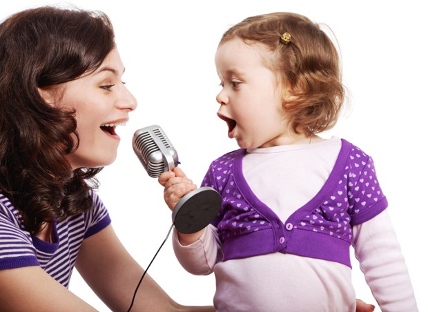criança, cantar, microfone (Foto: Thinkstock)