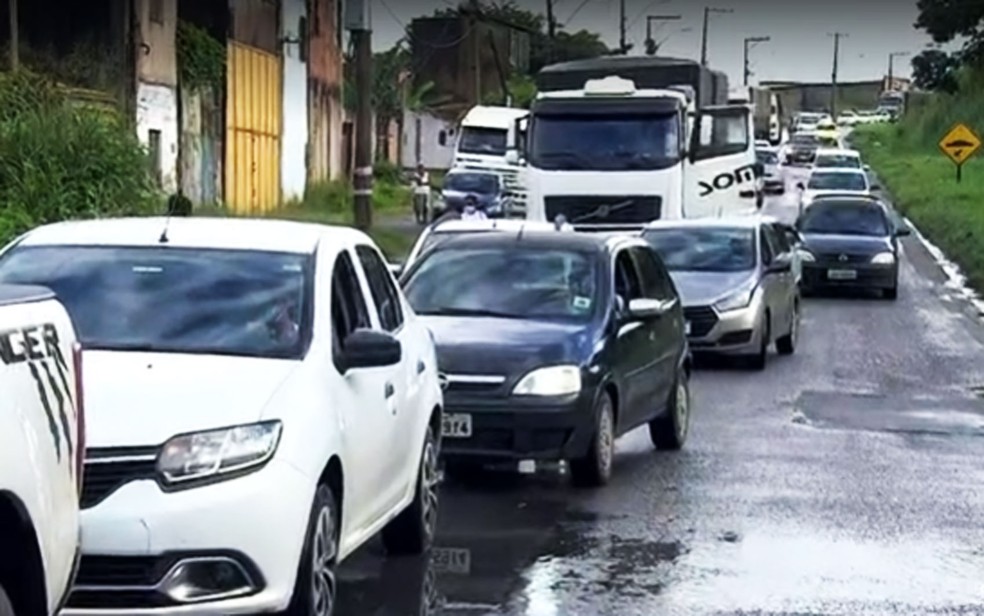 Protesto em região próxima a Barragem, na região entre Simões Filho e Salvador, causou congestionamento — Foto: Reprodução/TV Bahia