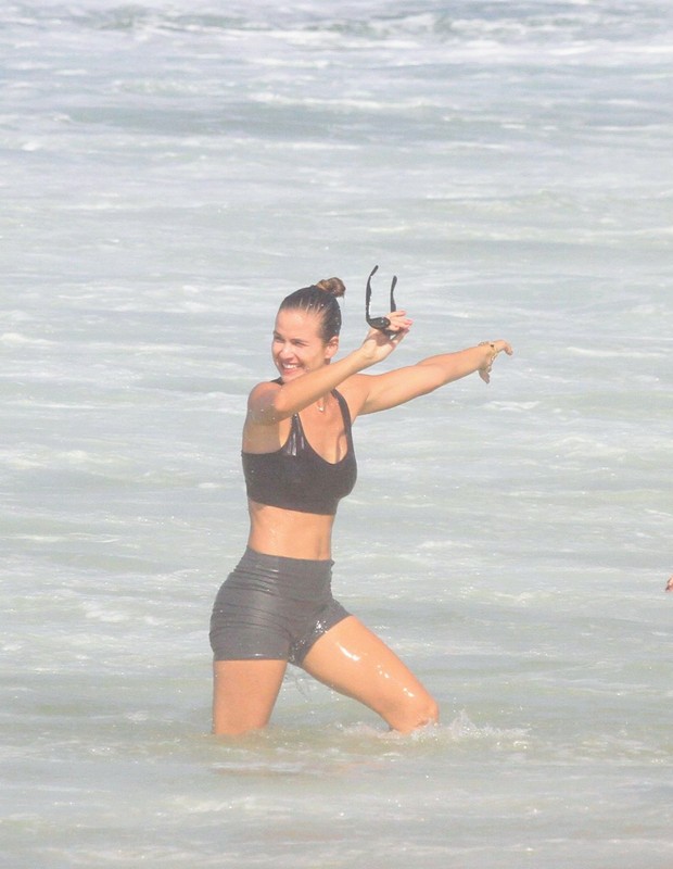 Luiza Valdetaro se refresca em praia carioca (Foto: Daniel Delmiro/AgNews)
