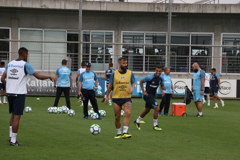 Douglas em treino do Grêmio — Foto: Eduardo Moura