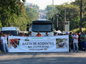 Trabalhadores da Reman paralisaram as atividades na manhã de terça (Foto: Suelen Gonçalves/G1 AM)