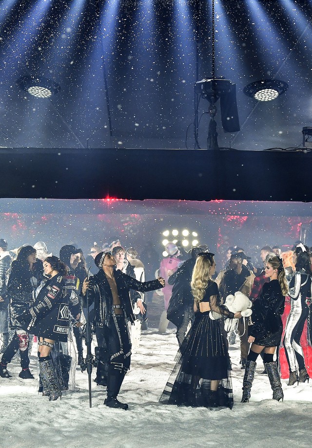 NEW YORK, NY - FEBRUARY 10:  Models walk the runway at Philipp Plein fashion show during the February 2018 New York Fashion Week: The Shows on February 10, 2018 in New York City.  (Photo by Slaven Vlasic/Getty Images) (Foto: Getty Images)