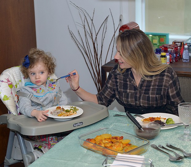 Juliana Baroni almoça com a filha, Maria Eduarda (Foto: Cauê Moreno/Editora Globo)