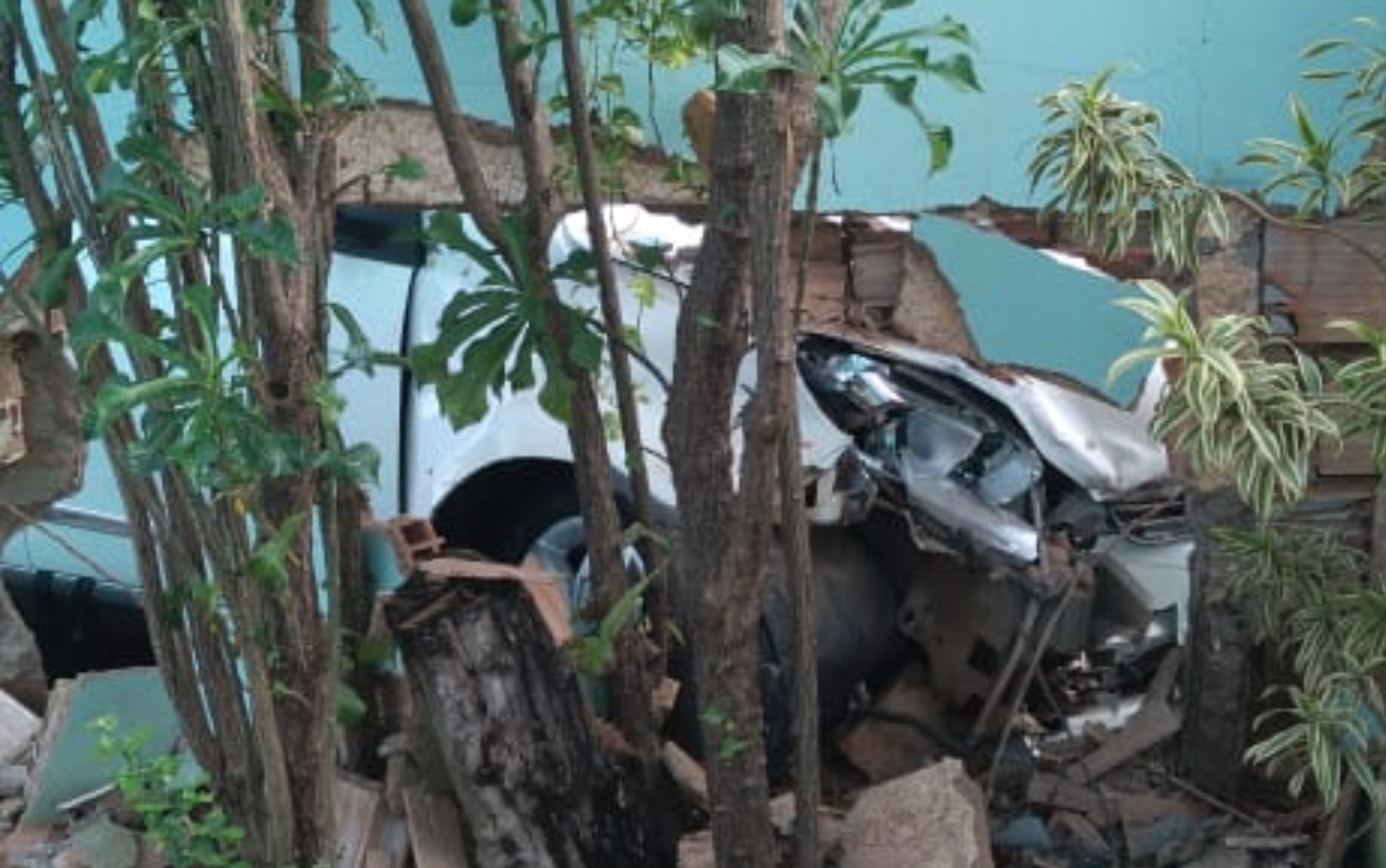 Motorista com criança em carro quebra muro e quase invade quintal de casa em Goiânia, diz morador