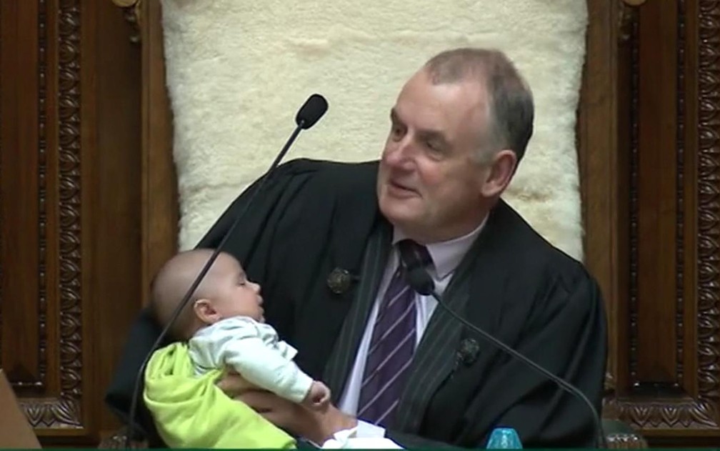 Mallard publicou, no Twitter, uma foto do momento em que embalava o bebê e, ao mesmo tempo, liderava o debate. — Foto: Reprodução/Twitter Trevor Mallard