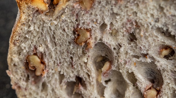 Um dos itens artesanais do cardápio: pão de nozes (Foto: Divulgação)