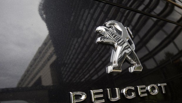 Logotipo da PSA Peugeot Citroen é visto em carro da marca Peugeot na Europa (Foto: Getty Images/Arquivo)