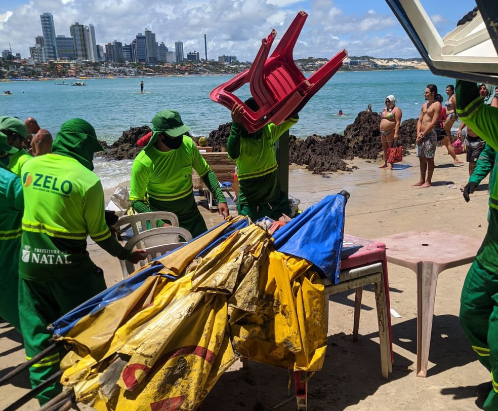 Barracas irregulares são apreendidas na praia de Ponta Negra, em Natal — Foto: Divulgação