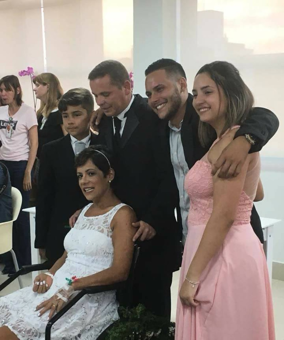 Família reunida no casamento de Cristiane e Marcelo (Foto: Arquivo Pessoal)