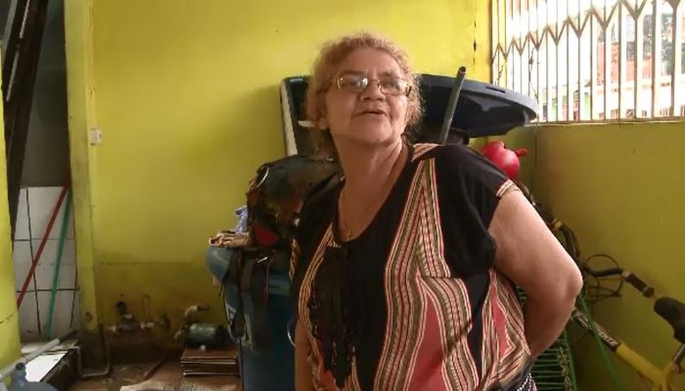 Antônia relata que ela e a filha usaram caixa de água para retirar o marido de dentro de casa durante a inundação, pois o homem não anda e nem fala (Foto: Reprodução/Rede Amazônica Acre)