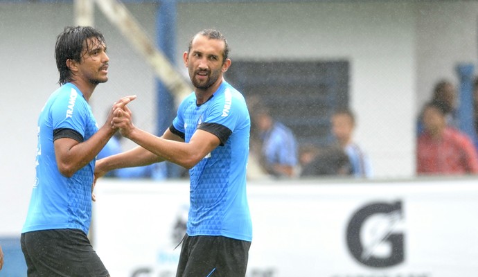 Marcelo Moreno e Barcos comemoram gol no coletivo de quinta-feira (Foto: Lauro Alves/Agência RBS) Marcelo Moreno e Barcos comemoram gol no coletivo de quinta-feira (Foto: Lauro Alves/Agência RBS)