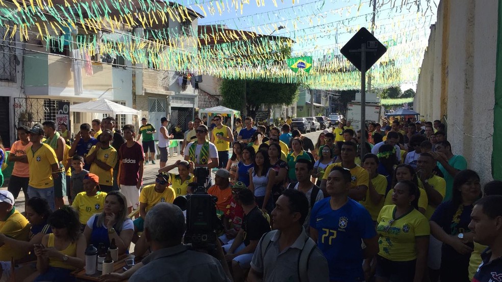 Torcida apoia o Brasil na Comunidade das Quadras, em Fortaleza (Foto: Almir Gadelha/TV Verdes Mares)