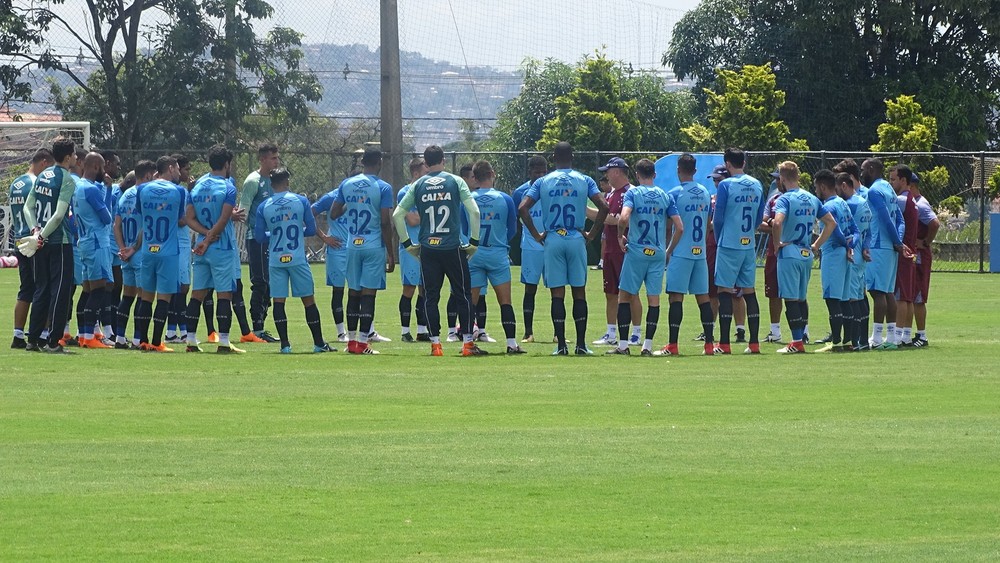 Mano fecha treino e não revela escalação