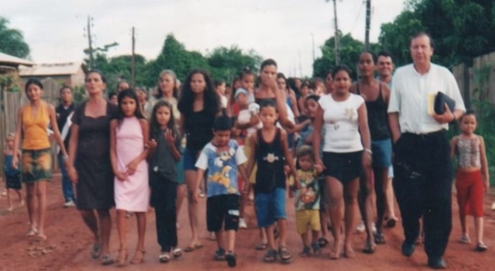 Padre Mássimo em comunidade da capital acreana — Foto: Reprodução/Rede Amazônica Acre