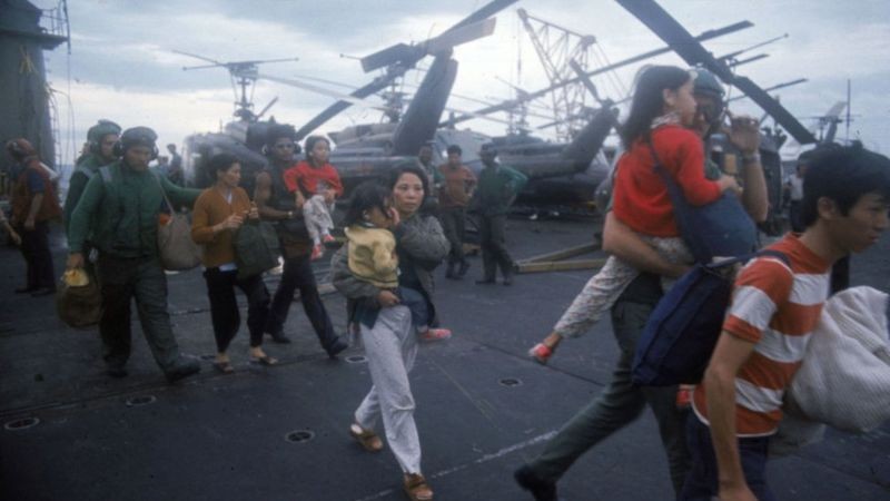 Refugiados vietnamitas embarcam em navio da Marinha dos Estados Unidos, antes da queda de Saigon em abril de 1975 (Foto: Getty Images via BBC)
