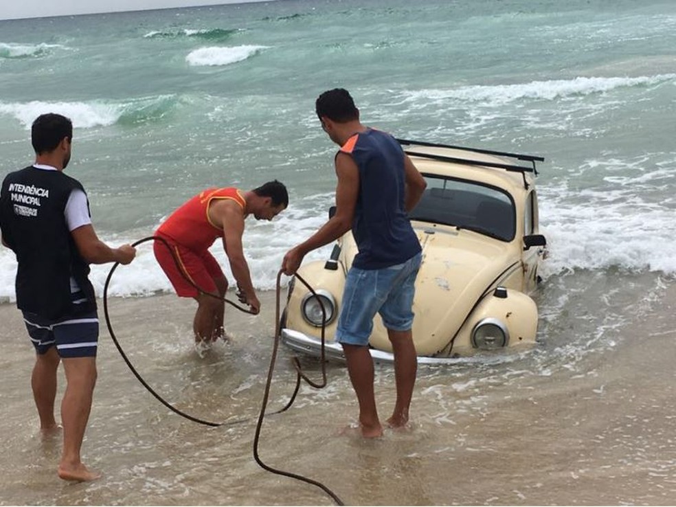 Fusca foi parar na beira do mar no Santinho (Foto: Prefeitura de Florianópolis/divulgação)