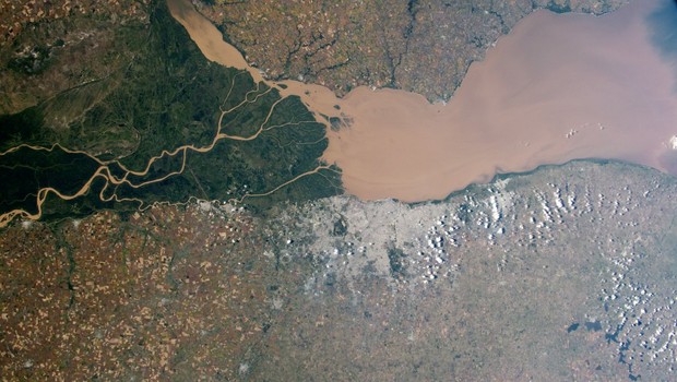 O rio Paraná, o segundo maior da América do Sul, carrega água de tonalidade marrom para o rio da Prata, em imagem feita pelos astronautas da Estação Espacial Internacional (Foto: NASA)