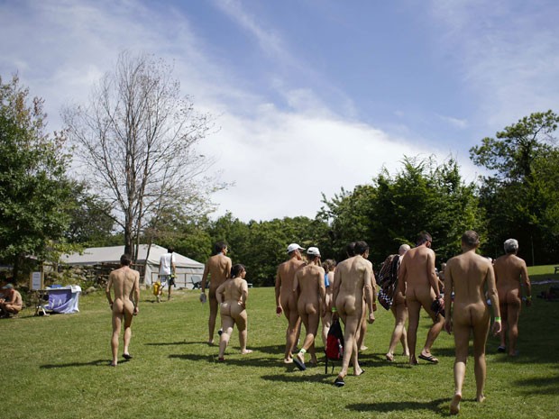Participantes do encontro de naturistas na Itália (Foto: Max Rossi /Reuters)