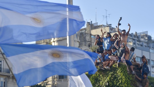 Seleção argentina é recebida por multidão em Buenos Aires