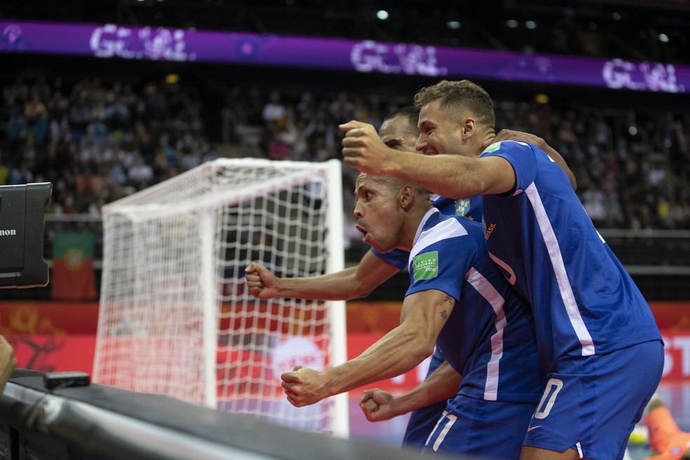Brasileiros comemoram um dos gols da vitória por 4 a 2 — Foto: Thais Magalhães/CBF