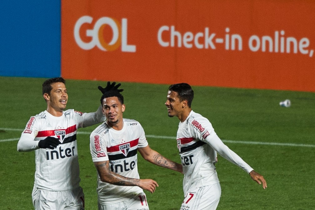 Hernanes, Luciano e Diego Costa comemoram gol do São Paulo — Foto: Mauricio Rummens/Estadão Conteúdo