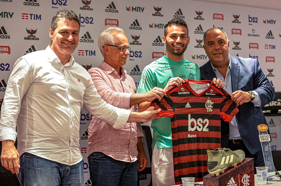 Apresenta&ccedil;&atilde;o de Thiago Maia no Flamengo &mdash; Foto: Marcelo Cortes / Flamengo