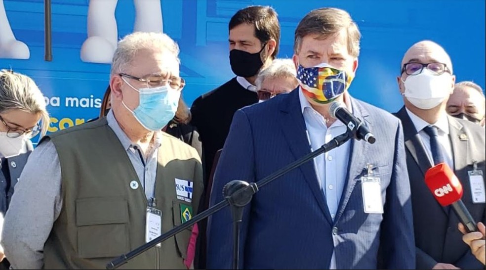 Ministro da Saúde (à esq.), Marcelo Queiroga, e o embaixador dos Estados Unidos no Brasil durante a chegada das vacinas da Janssen — Foto: Jefferson Barbosa/EPTV