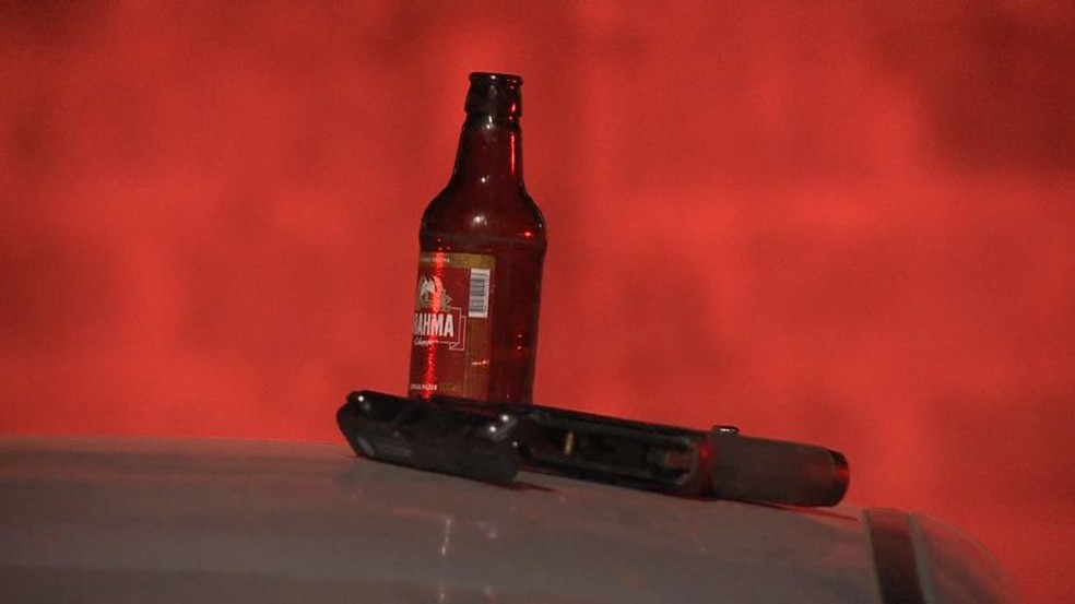 Policiais encontraram armas e bebida no carro do suspeito  (Foto: Reprodução/ TV Gazeta)