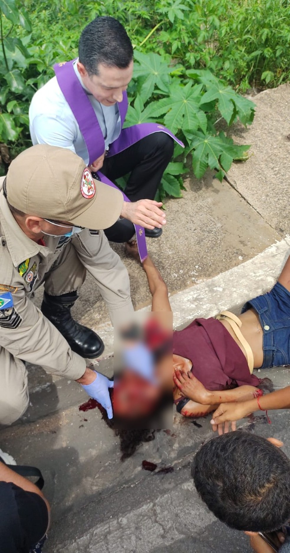 Padre Overland de Morais Costa reza sobre mulher atropelada na tarde desta sexta-feira (10) — Foto: Reprodução