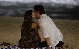 Bruna Marquezine e Gabriel Braga Nunes gravam beijo entre Luiza e Laerte na praia
