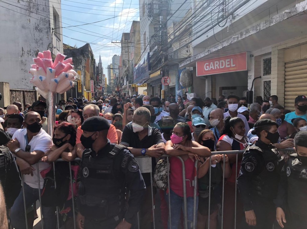 Inauguração de restaurante popular tem multidão aglomerada em Campos, no RJ