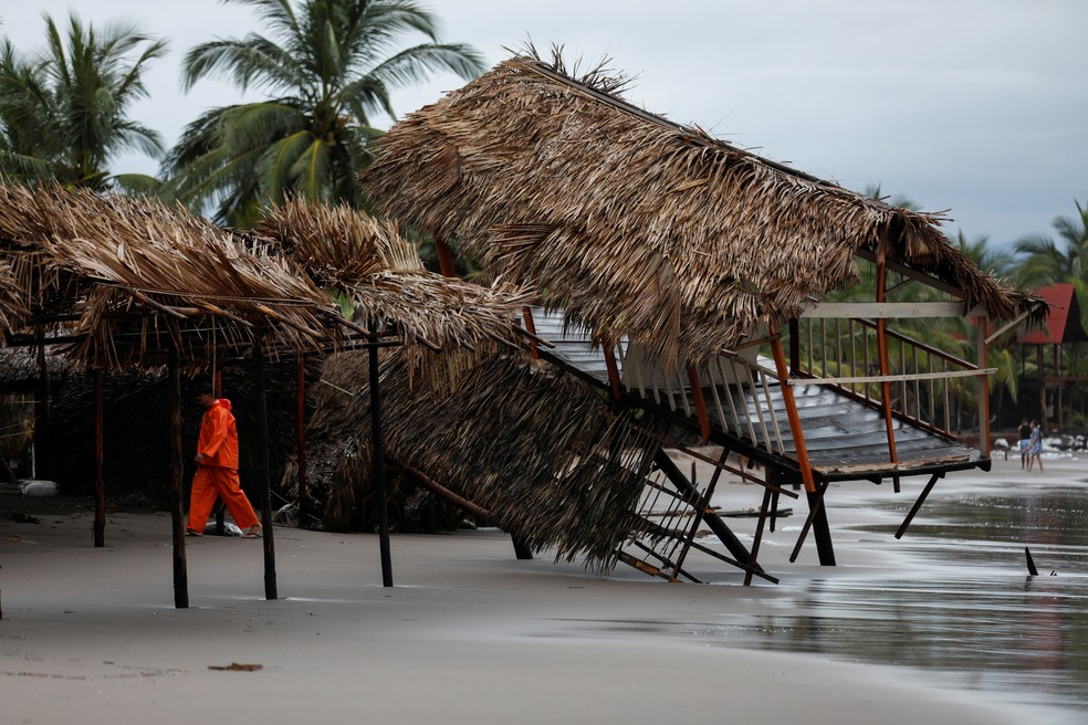 Construções ficaram destruídas na costa mexicana após passagem do furacão Roslyn — Foto: REUTERS/Hugo Cervantes