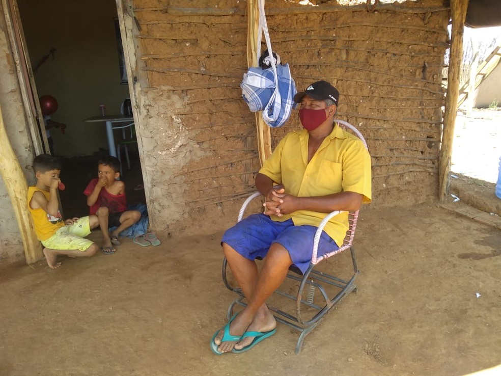 Comerciante relata que viu casa sendo levada pela água em Jati, no Ceará — Foto: Lorena Tavares/SVM