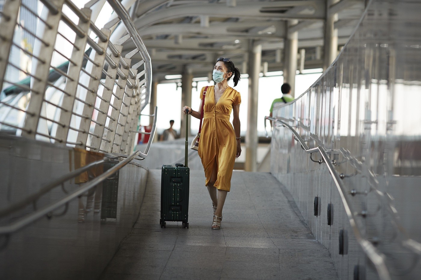 Full length of woman walking with luggage at railroad station (Foto: Getty Images)