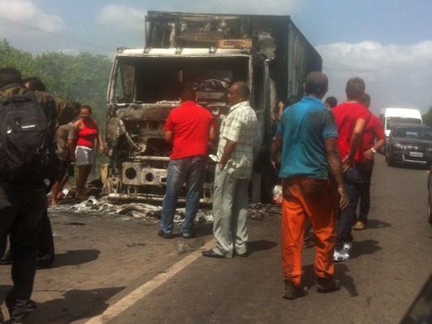 Caminhão ficou completamente destruído (Foto: Ana Paula/TV Mirante)