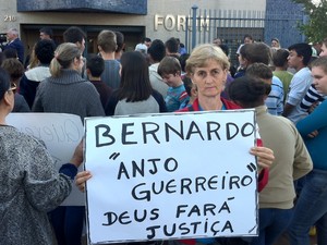 Moradores carregam cartazes pedindo justiça no caso do menino Bernardo (Foto: Estêvão Pires/G1)