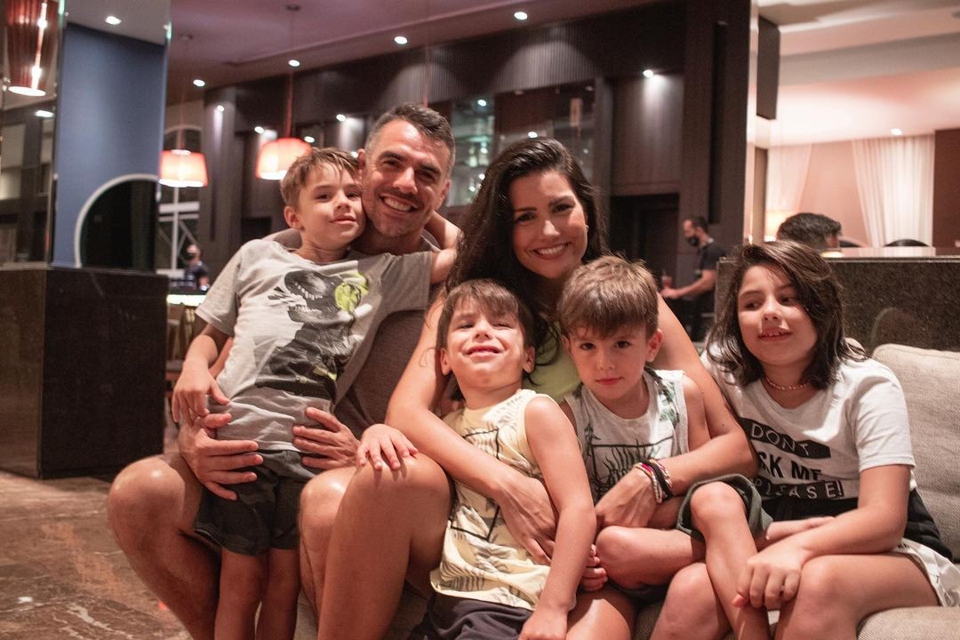 Mariana Felício e Daniel Saullo com os quatro filhos (Foto: Reprodução/Instagram @davidavi)